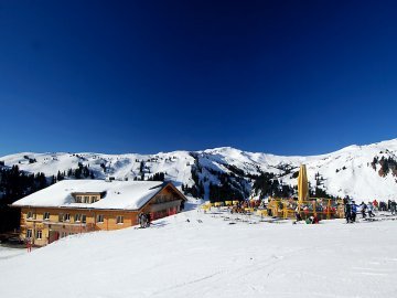 Aussenansicht mit Schirmbar im Hotel Walisgaden in Damüls