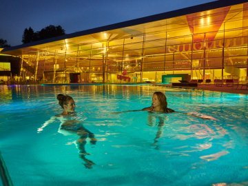 Therme in Konstanz am Bodensee bei Nacht